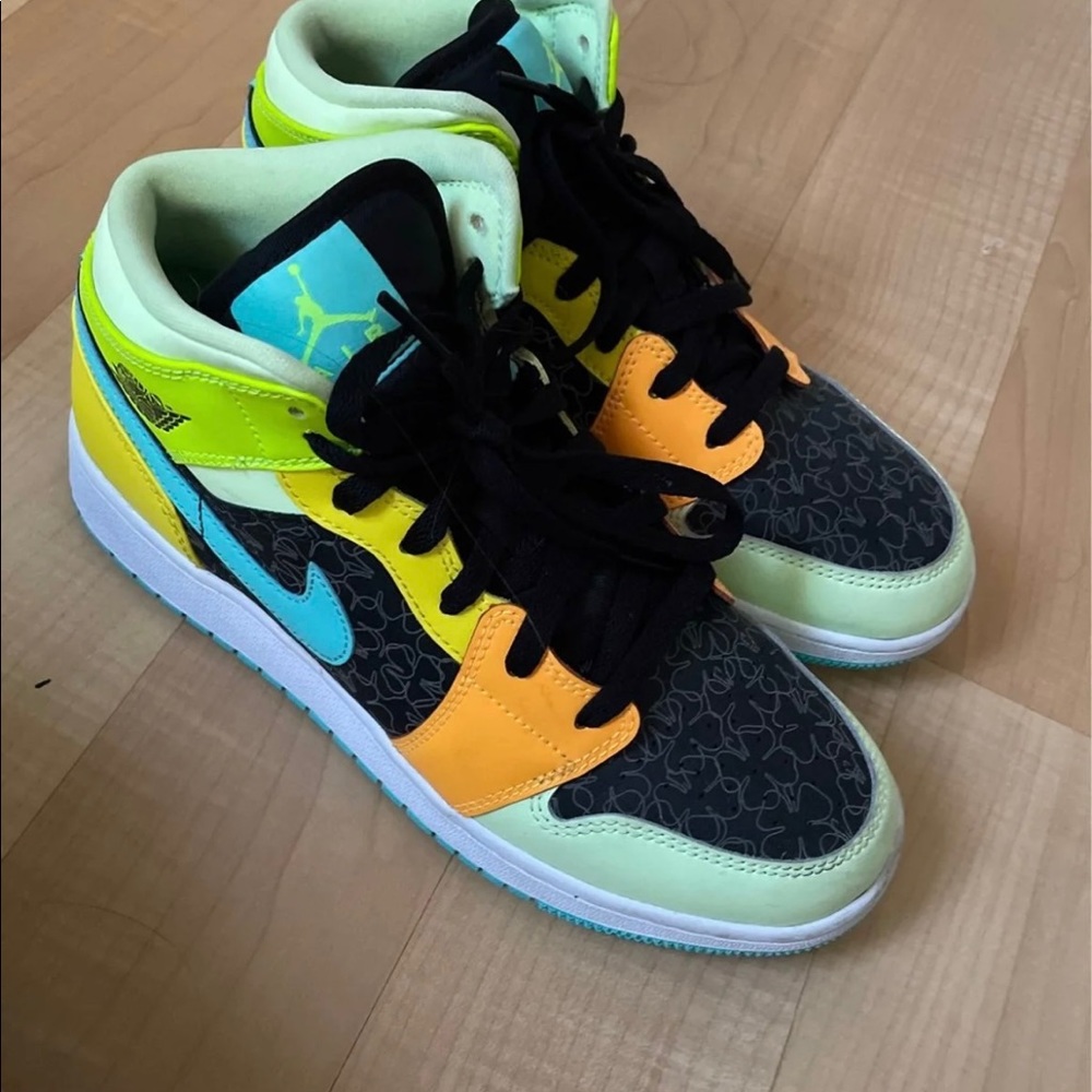 Nike Air Jordan 1 Mid Shoes